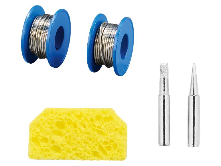 Zwei Spulen Lötdraht, ein Reinigungsschwamm und zwei Lötspitzen.