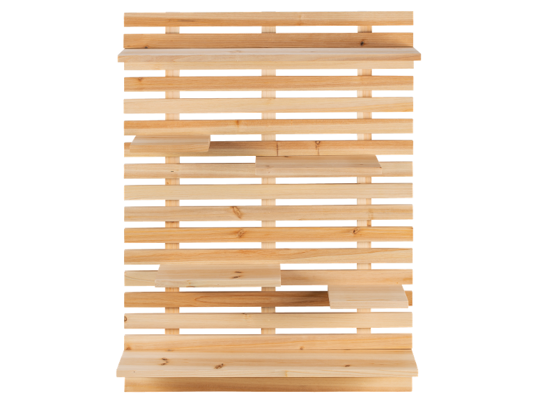 Holzregal mit Lamellen und mehreren Ablagen auf schwarzem Hintergrund.