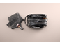 Schwarze Kulturtasche mit Kamm, Pinsel und grauem Handtuch.