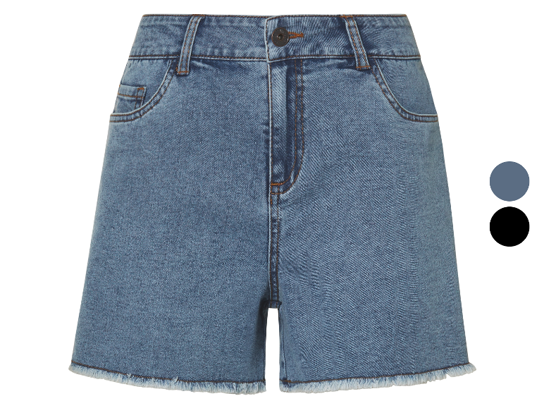 Jeans-Shorts in Hellblau mit Fransen, erhältlich in Hellblau und Schwarz.
