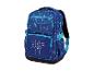 Blauer Rucksack mit bunten Fleckenmuster und einer Hand, die das Friedenszeichen zeigt.