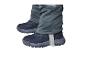 Nahaufnahme von Kinderbeinen in grauer Winterhose und dunkelblauen Winterstiefeln.