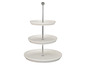 Dreistöckiger weißer Servierteller mit Metallständer.