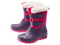 Zwei Paar lilafarbene Winterstiefel mit rosafarbenen Details für Kinder.