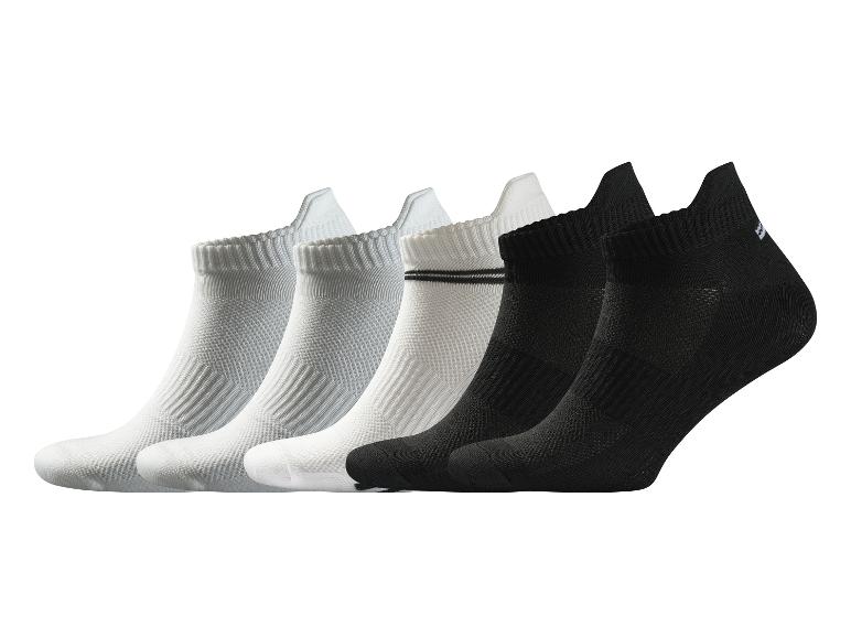 Set schwarze und weiße Socken.