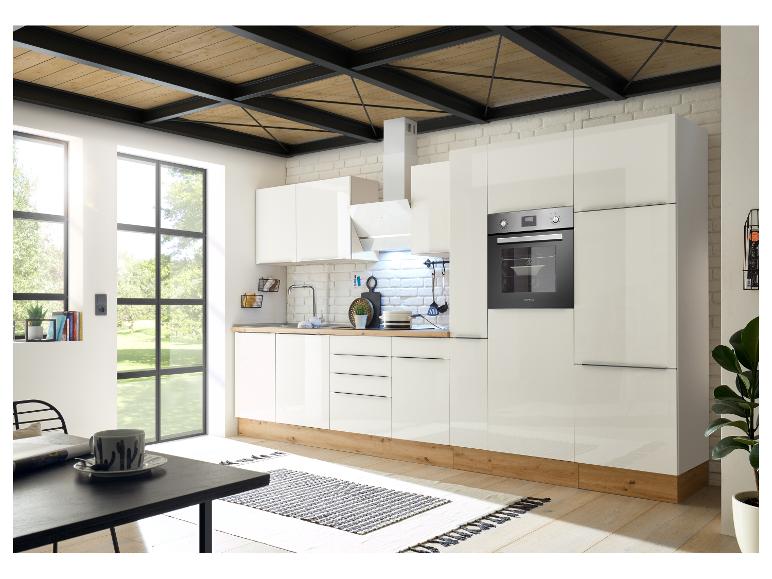 Moderne Küche mit weißen Hochglanzschränken, Einbaubackofen und Holzboden.