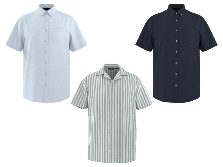 Drei kurzärmelige Herrenhemden: hellblau, dunkelblau und grün gestreift.