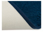 Eine blaue Badematte mit rutschfestem Rücken.