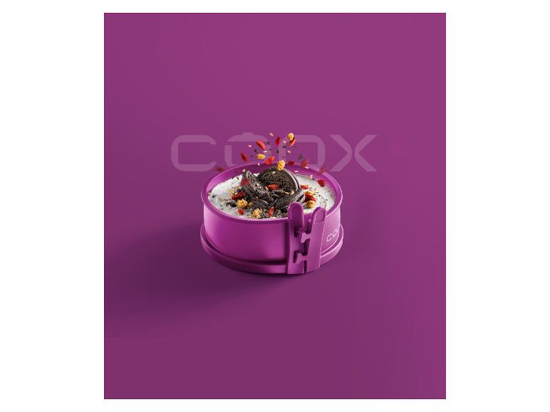 Eine lila Springform mit einem Dessert aus Oreo-Keksen und Beeren.