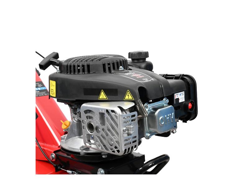 Nahaufnahme einer roten und schwarzen Motorhacke mit Benzinmotor.