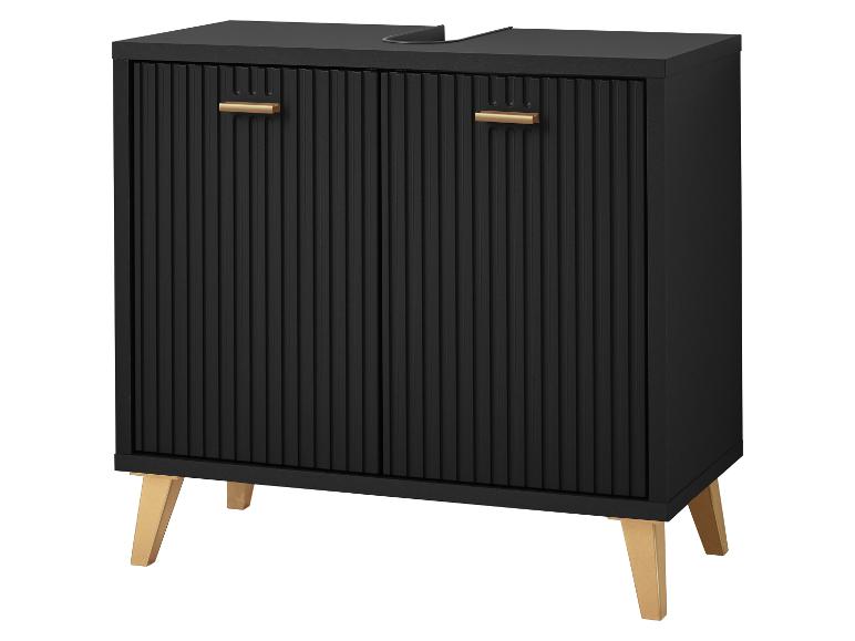 Schwarzer Badezimmerschrank mit geriffelten Türen, goldenen Griffen und Holzbeinen.