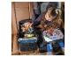 REER TravelKid Box Auto-Organizer mit einem Kind, das auf dem Rücksitz zeichnet und spielt.