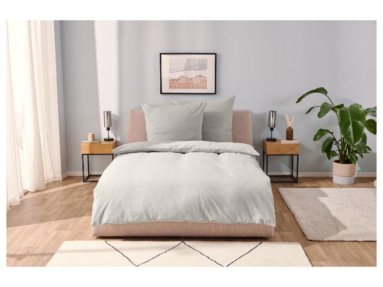 Hellgraue Bettwäsche, minimalistischer Stil.