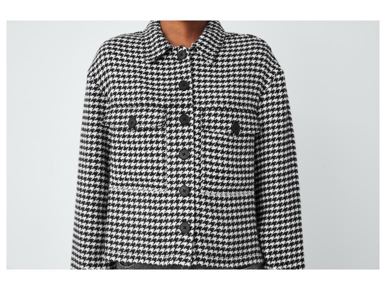 Eine schwarz-weiße karierte Jacke mit Knöpfen.