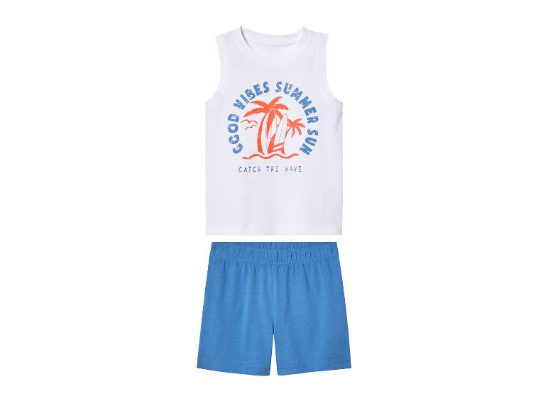 Sommer-Outfit für Jungen: weißes Tanktop mit Surf-Motiv und blaue Shorts.