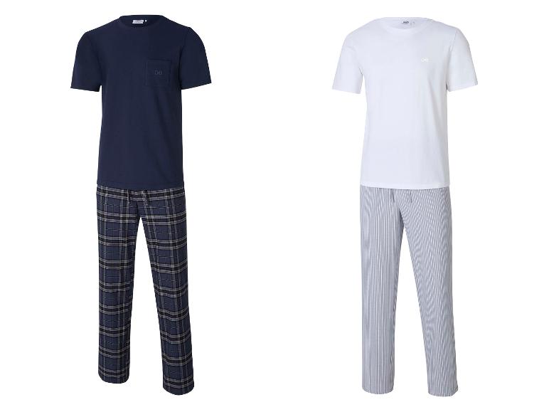 Zwei Herren-Pyjama-Sets: eines mit dunkelblauem T-Shirt und karierter Hose, das andere mit weißem T-Shirt und gestreifter Hose.