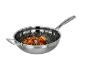 Edelstahl-Wok mit langem Griff und Hilfsgriff, gefüllt mit gebratenem Gemüse