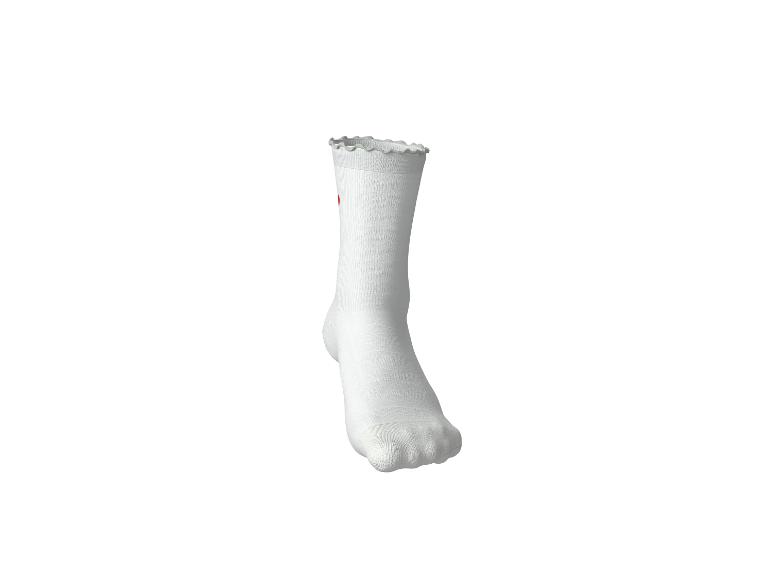 Weißer Socken mit Rüschenrand und einem kleinen roten Herz