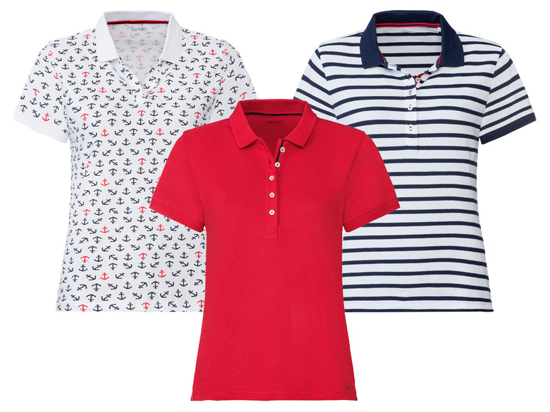 Drei Poloshirts: eines mit Ankern, eines rotes und eines mit blauen Streifen.