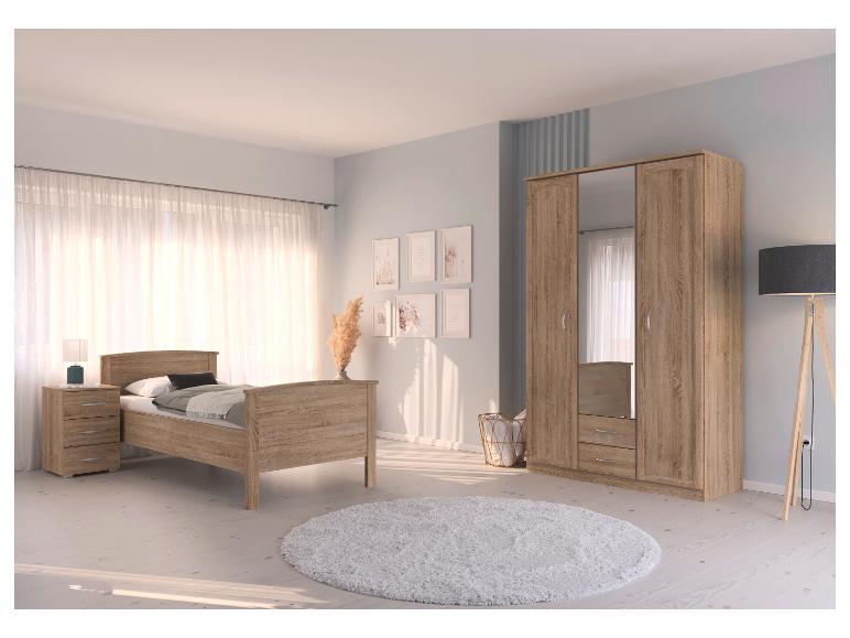 Schlafzimmer mit hellem Holzbett, Nachttisch, Kleiderschrank mit Spiegel und rundem Teppich.