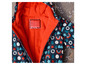 Eine blaue Winterjacke mit rotem Futter und einem Namensschild.
