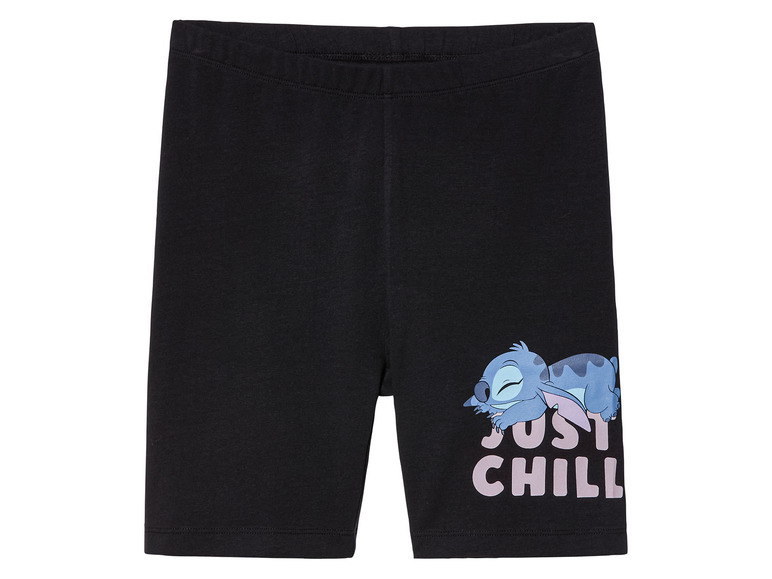 Schwarze Shorts mit Stitch-Print und dem Schriftzug 'Just Chill'.