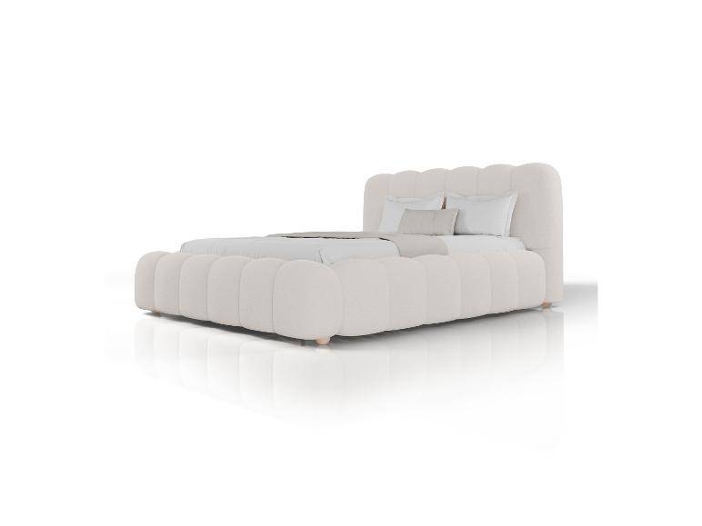 Ein modernes, gepolstertes Bett mit geschwungenem Kopf- und Fußteil in einer hellen, neutralen Farbe.