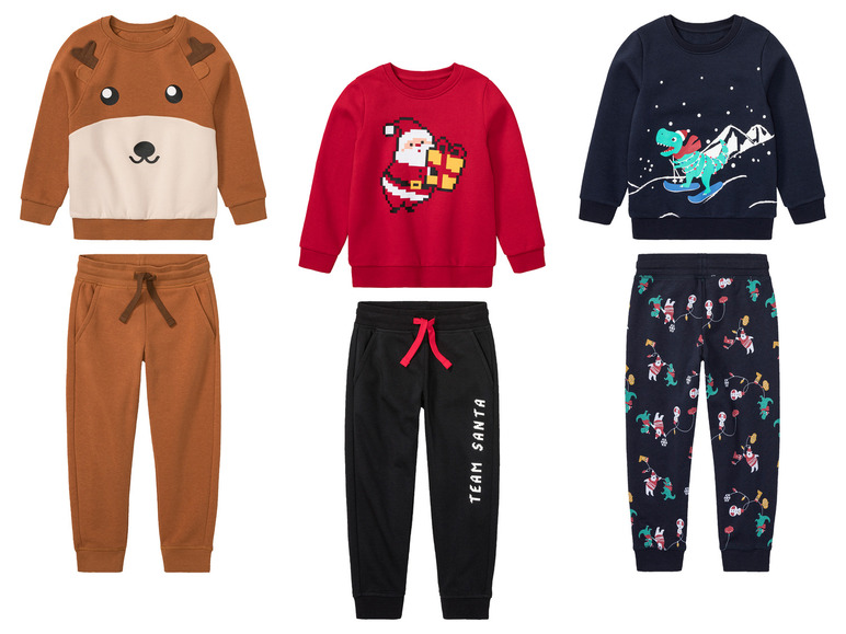 Drei Weihnachtspullover und passende Hosen für Jungen.