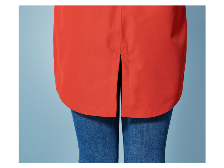 Rückseite einer orangenen Regenjacke mit einem Schlitz.