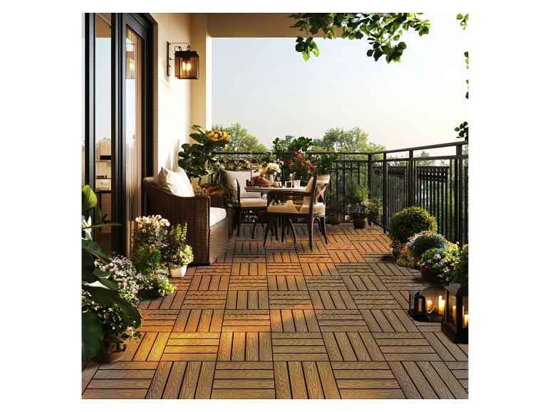 Gemütlicher Balkon mit Holzfliesen, Gartenmöbeln und verschiedenen Pflanzen.