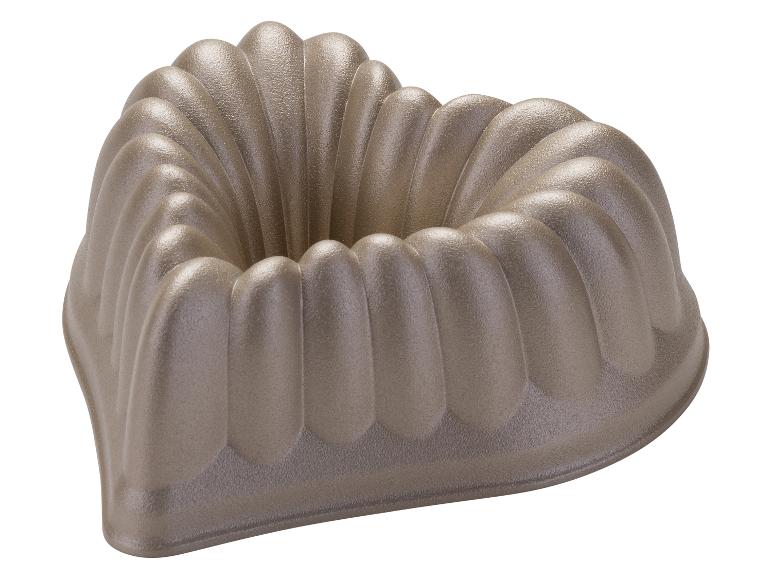 Herzförmige Backform mit gerilltem Design