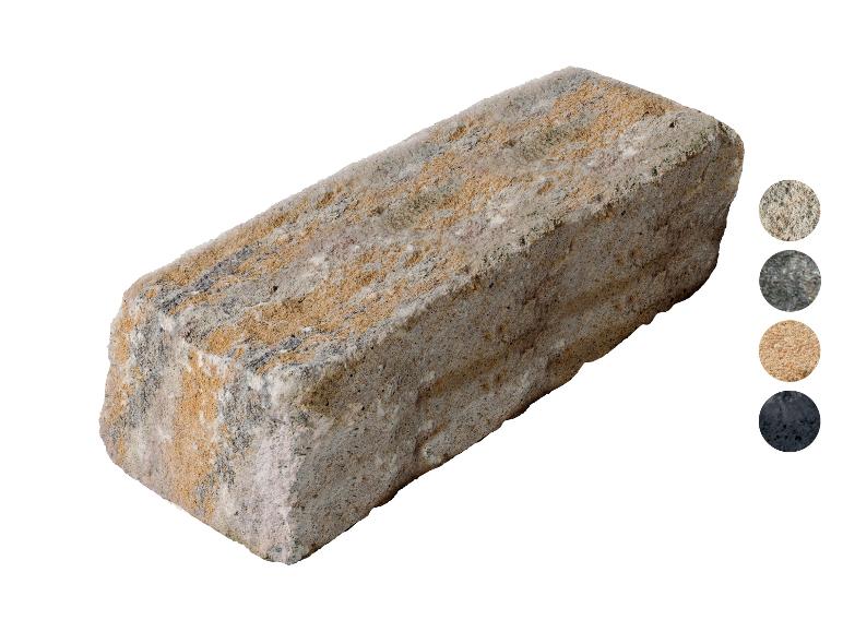 Einzelner Ziegelstein mit Farbmustern in Grau, Beige und Schwarz.