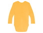 Ein gelber Baby-Body mit langen Ärmeln.