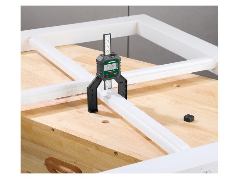 PARKSIDE Digital-Tiefenmesser misst 51,50 mm auf einer Holzoberfläche.