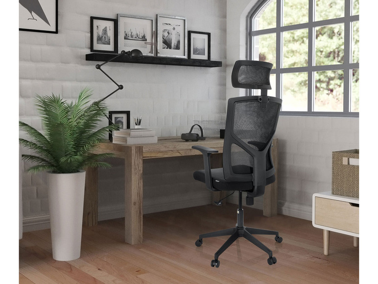 Ein schwarzer Mesh-Bürostuhl mit Kopfstütze in einem modernen Büro.