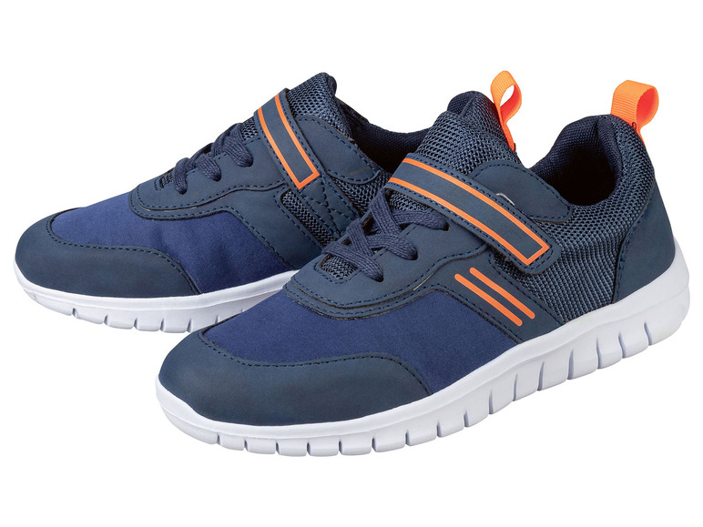 Blaue Sneaker mit orangenen Details.