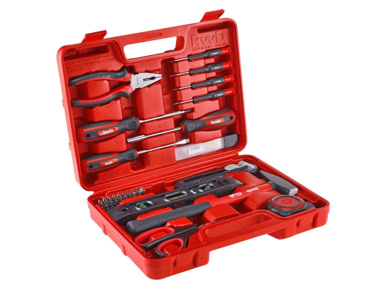 Ein roter Werkzeugkasten mit verschiedenen KWB Werkzeugen, darunter ein Hammer, Schraubendreher und eine Wasserwaage.