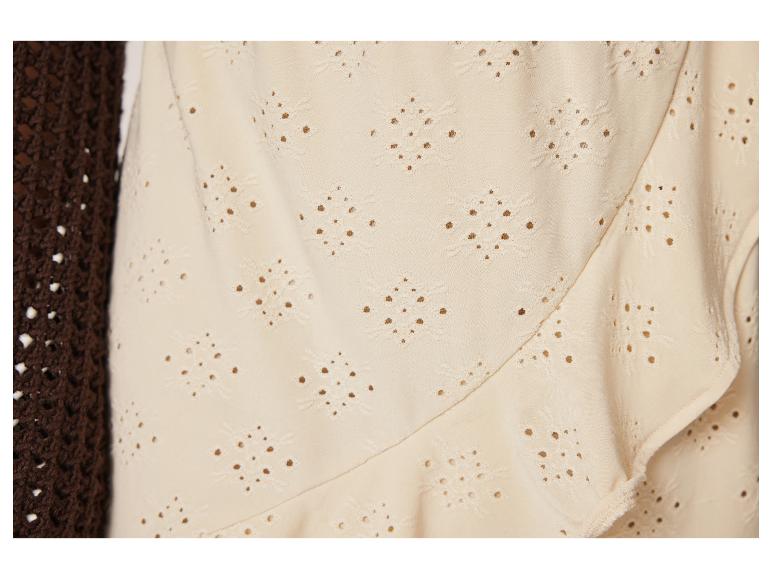 Detail eines beigen Kleides mit Ausschnitten und eines braunen Strickkleides.