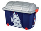 Blaue Aufbewahrungsbox mit Rollen in Form einer Schatztruhe mit Piratenschiff-Motiv.