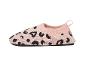 Gestrickte Babyschuhe mit rosa und schwarzem Leopardenmuster.