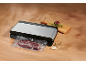 Silbernes Vakuumiergerät mit vakuumiertem Fleisch auf einem Holztisch.