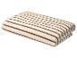 Gefaltetes beige-braun gestreiftes Handtuch