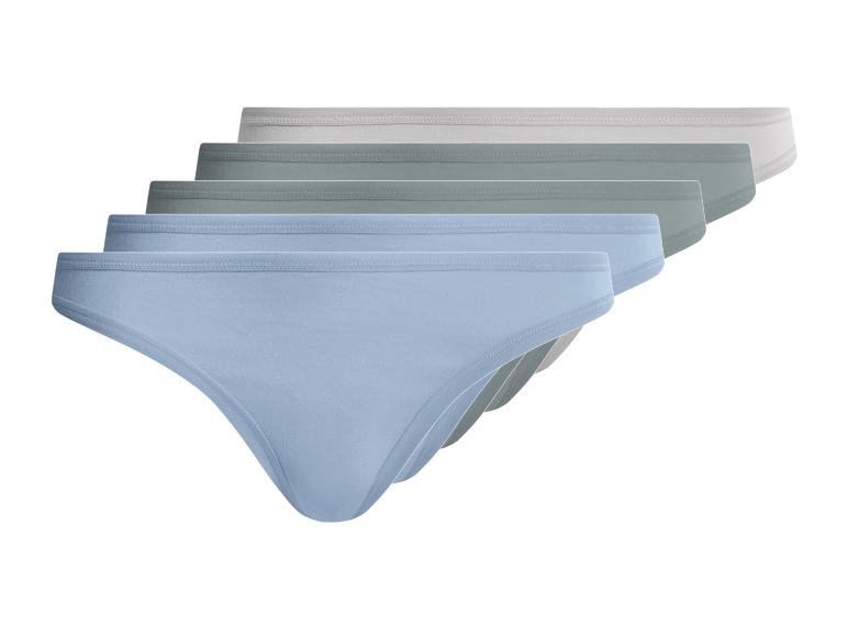 Fünf Damenslips in Hellblau, Grün und Grau, fächerförmig angeordnet.