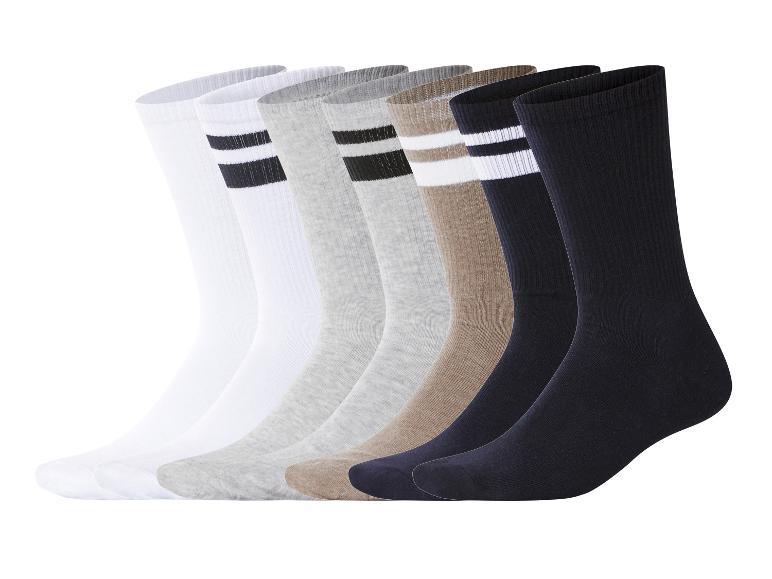 Sechs Paar gestreifte Sportsocken in Weiß, Grau, Beige und Schwarz.