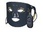 Gesichtsmaske mit Controller, mit goldenen Wimpern und Blattmotiven.