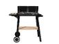 Schwarzer Holzkohlegrill mit seitlichen Holzablagen und Rädern.