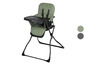 Ein grüner Babystuhl von Bebe Confort mit schwarzem Tablett.