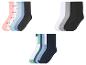 Set aus 18 Paar Socken in verschiedenen Farben und Mustern, darunter Blumen und Uni.
