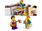 Spielzeug-Minifiguren einer Familie mit Baby, Croissant und Tasse.