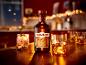 Eine Flasche Drambuie The Isle of Skye Liqueur und ein Glas mit Eis auf einem Holztisch.